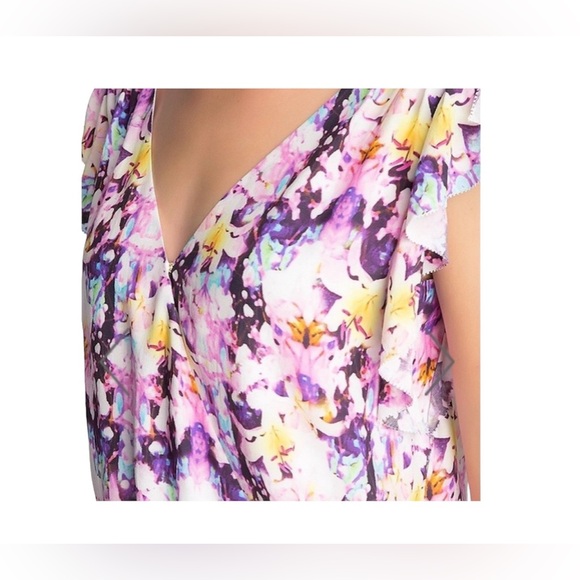 NWT Bebe Printed FLUTTER SLEEVE PRINT TOP Blouse Large - Picture 4 of 11